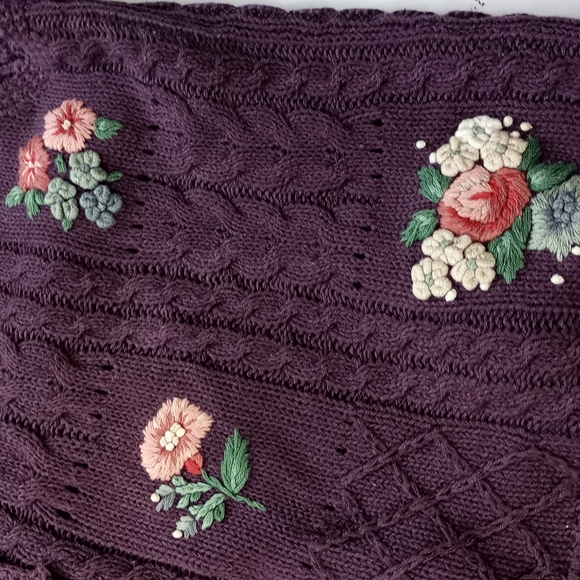 Vintage Women’s Hand Embroidered Floral Vest - Picture 4 of 7